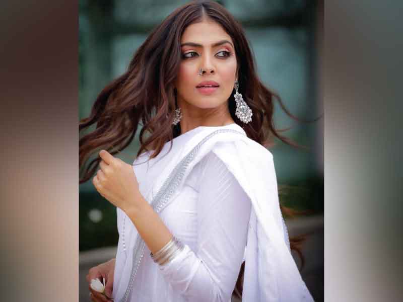 Malavika Mohanan in ethnic white wear