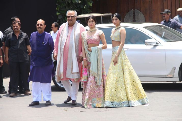 Boney Kapoor with his daughters Jhanvi Kapoor and Khushi Kapoor at Sonam Kapoor's wedding