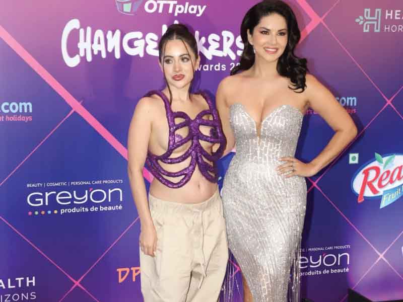 Sunny Leone and Urfi Javed pose together at an award show