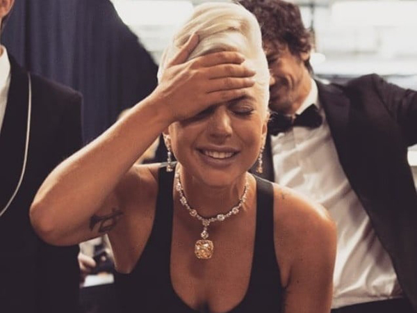 Lady Gaga creates history with her Tiffany necklace at the Oscars.
